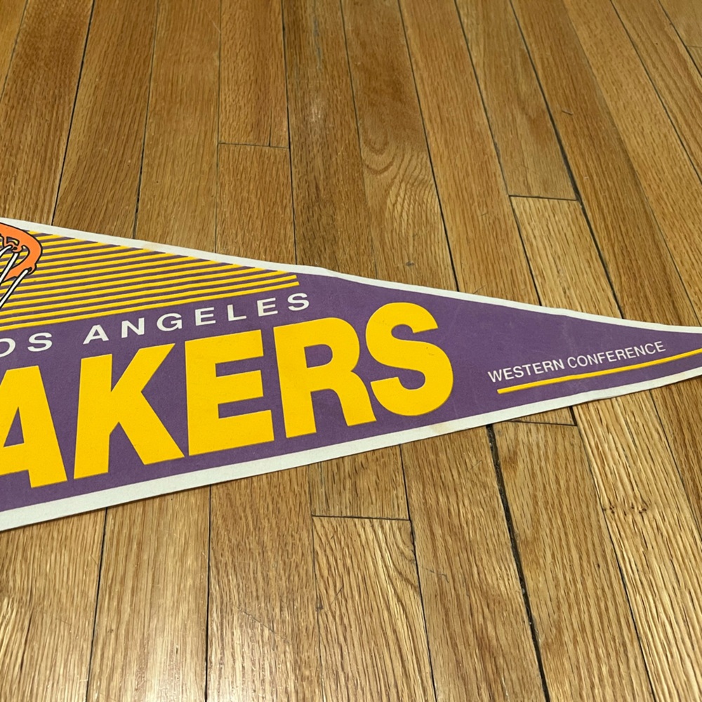 Vintage NBA Los Angeles Lakers felt Pennant - Picture 3 of 4